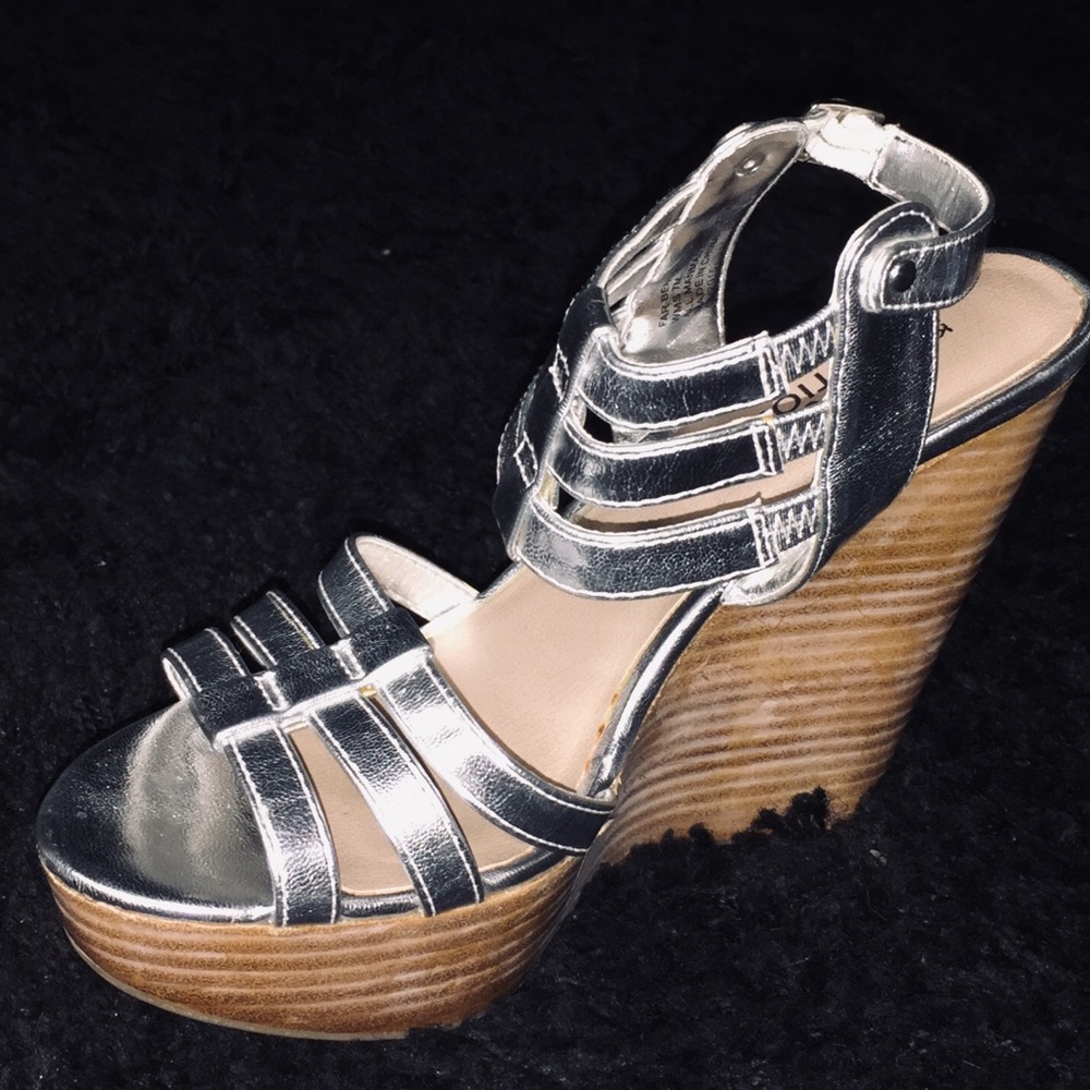 Kenneth Cole silver strapped wedges 👡 👡